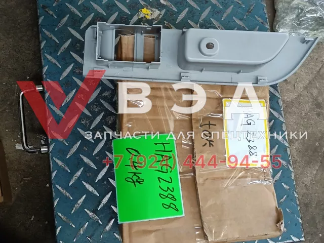 Декоративная накладка левой двери для автокрана XCT25L4_SR | Фото 3 из 3