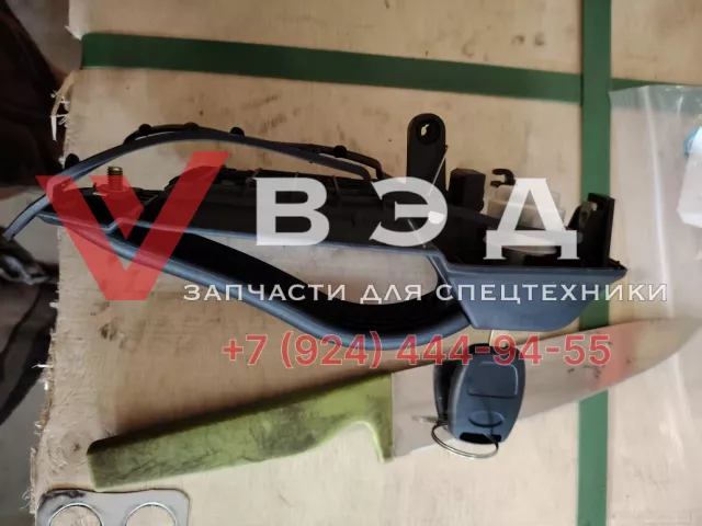 Комплект ручек и замков на левую дверь кабины водителя ZTC 1139803195 | Фото 2 из 3