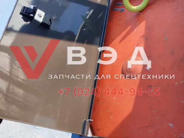 Защитная дверка с замком заднего аутригера автокрана XCMG XCT70-S | Фото 3 из 3