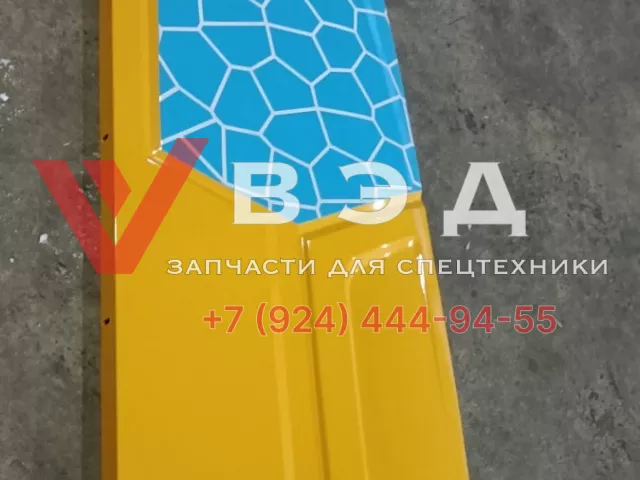 Боковая правая защита ДВС 130001214 для автокрана XCMG XCT70_S в комплекте с угловой накладкой 130001435 | Фото 2 из 4