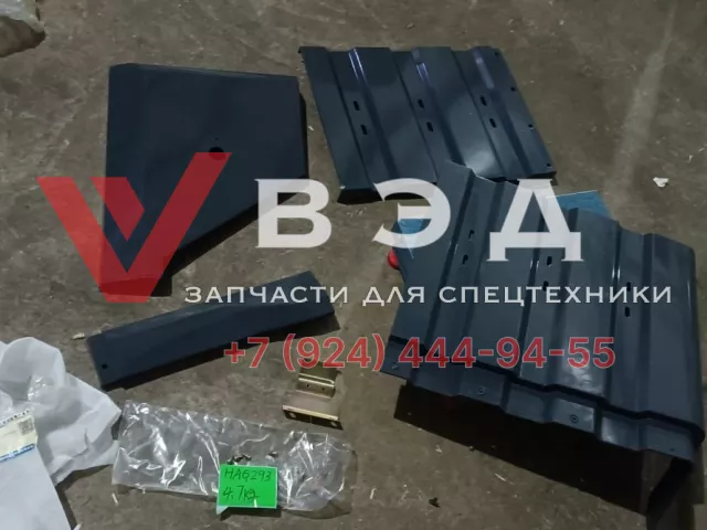 Комплект брызговиков (крыльев) задних колес на правую сторону с болтами и кронштейнами автокрана XCMG XCT70_S | Фото 1 из 5