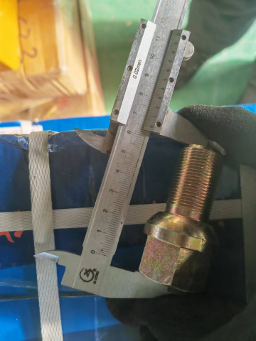 Болт крепления передних колес автогрейдера XCMG GR215A от 2019 года выпуска | Фото 1 из 4