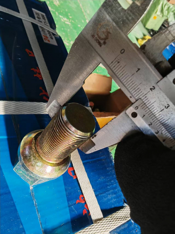 Болт крепления передних колес автогрейдера XCMG GR215A от 2019 года выпуска | Фото 2 из 4