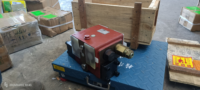 Многоходовой клапан 803000516 (замена 80300988) редуктора хода гусеничного крана XCMG QUY75 | Фото 1 из 3