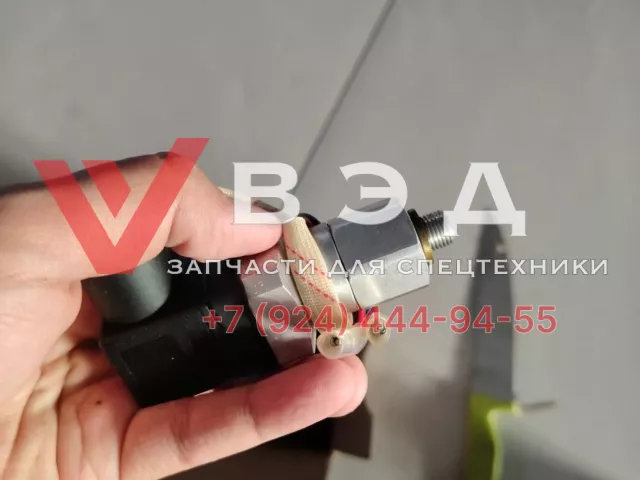 Датчик на гидробаке с проводом автокрана Zoomlion ZTC250V | Фото 3 из 3