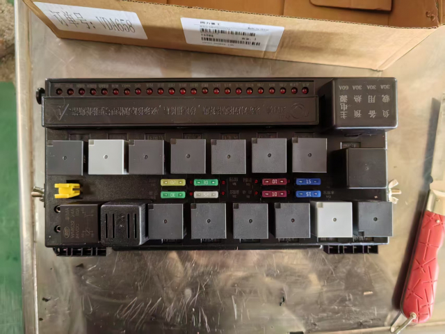 Тональный центральный блок управления приборами (блок коммутации) 85038000002 для самосвала TONLY TL849 | Фото 1 из 4