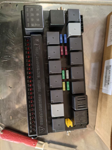 Тональный центральный блок управления приборами (блок коммутации) 85038000002 для самосвала TONLY TL849 | Фото 2 из 4