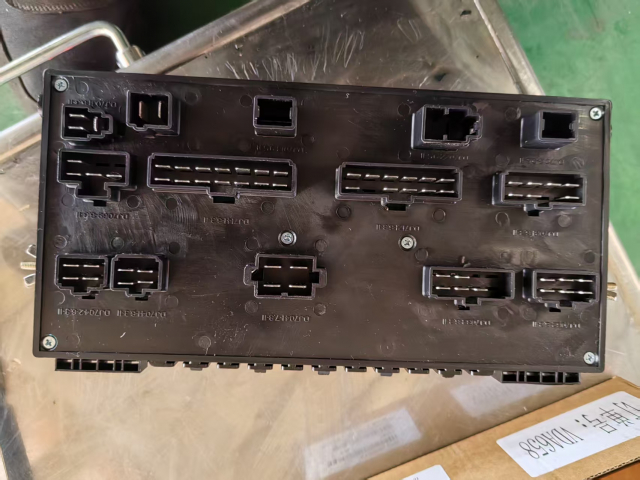 Тональный центральный блок управления приборами (блок коммутации) 85038000002 для самосвала TONLY TL849 | Фото 3 из 4