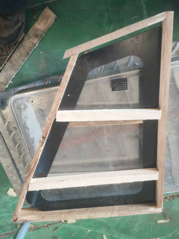 Стекло боковое правое заднее 1139803193 для автокрана Zoomlion ZTC250V | Фото 1 из 4