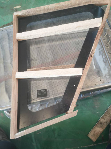 Стекло боковое правое заднее 1139803193 для автокрана Zoomlion ZTC250V | Фото 2 из 4