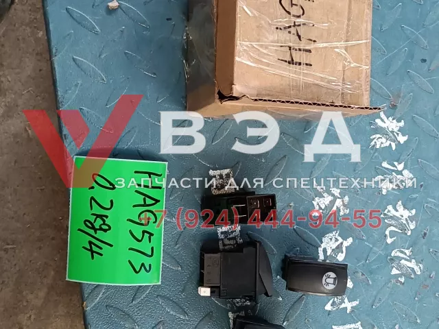 Кнопка включения световой сигнализации (маяка) для автокрана XCMG XCT25L5S1 | Фото 1 из 1