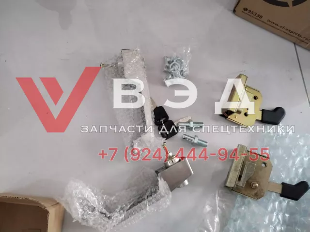 Комплект ручки с замком на левую дверь для экскаватор-погрузчика SANY BHL95 | Фото 1 из 3