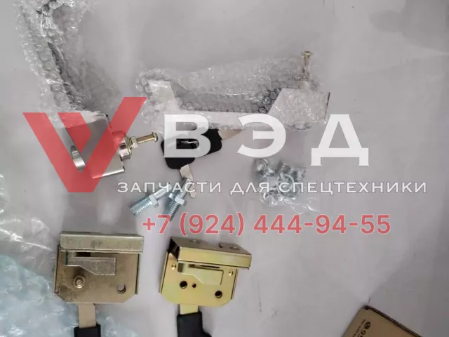 Комплект ручки с замком на левую дверь для экскаватор-погрузчика SANY BHL95 | Фото 3 из 3