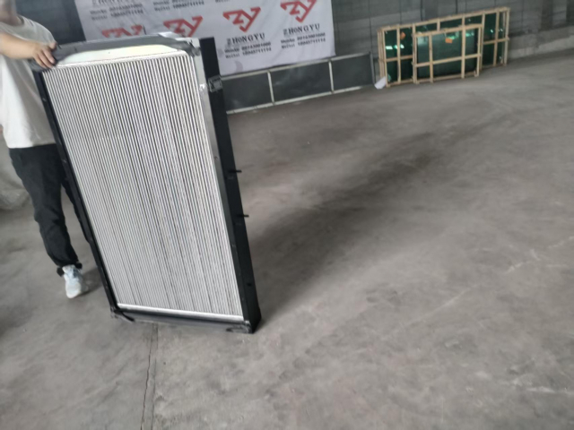 Радиатор охлаждения 87013000090 для карьерного самосвала TONLY TL859 | Фото 1 из 4
