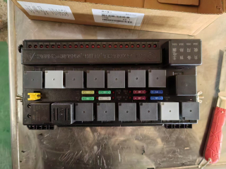 Тональный центральный блок управления приборами (блок коммутации) 85038000002 для самосвала TONLY TL849