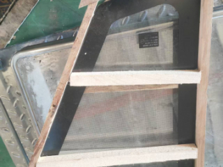 Стекло боковое правое заднее 1139803193 для автокрана Zoomlion ZTC250V