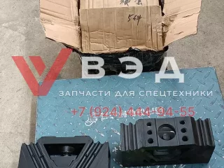 Подушка крепления двигателя в комплекте с болтами для автокрана XCMG XCT80_S